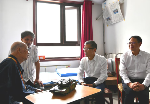 周治平看望慰问抗战老战士并颁发“中国人民抗日战争胜利80周年”纪念章..