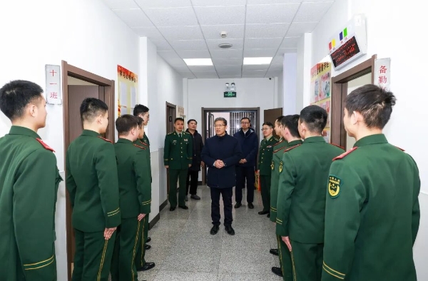 周治平春节前慰问总部三里河办公区、车道沟十号院执勤武警官兵..