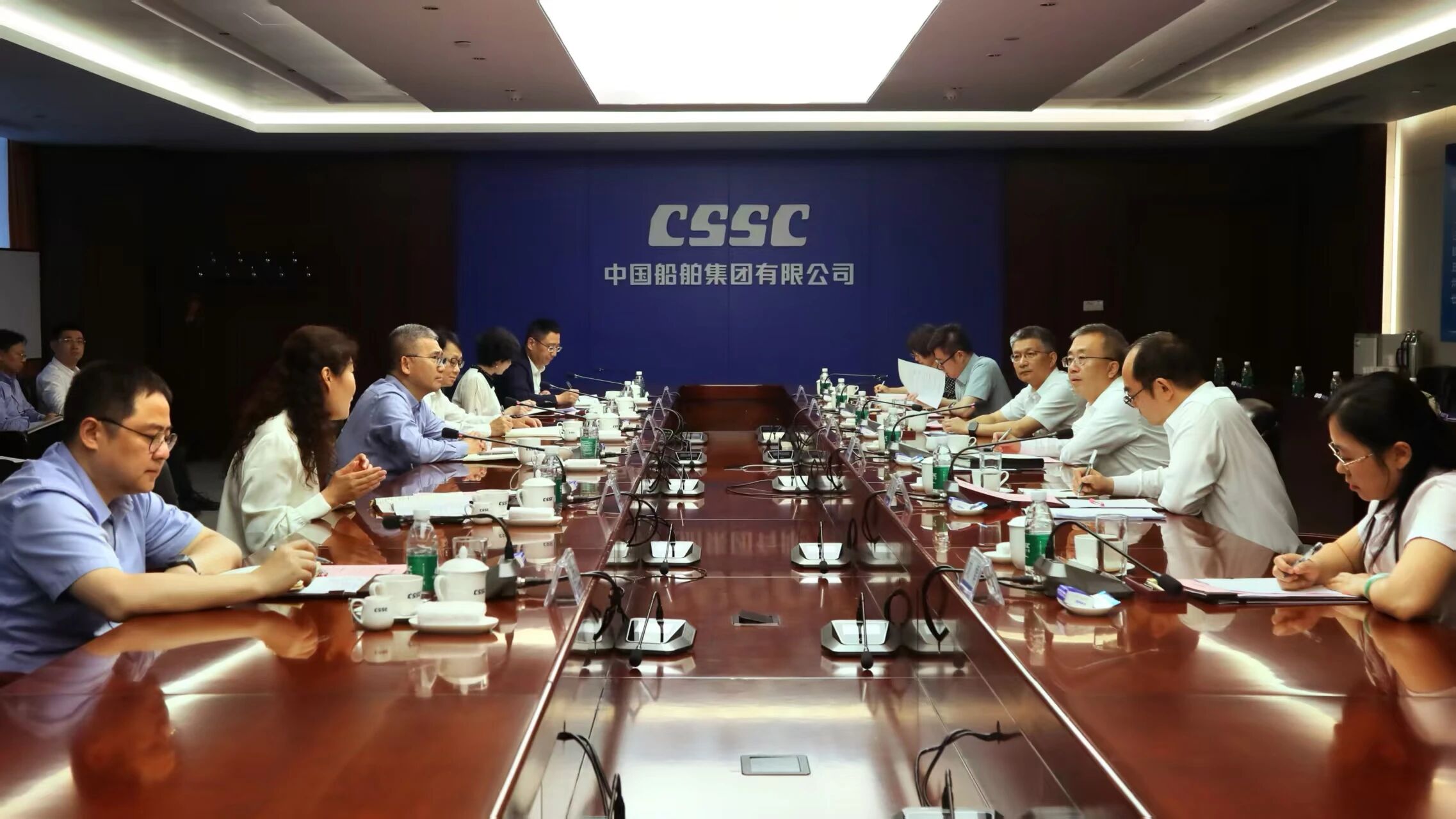 王国强与农发行党委副书记、行长张小东，国开行党委副书记、副董事长、行长..